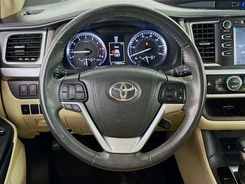 Used 2016 Toyota Highlander XLE image 18
