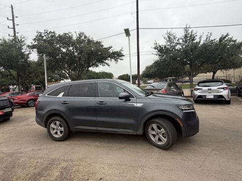 Used 2022 Kia Sorento LX AWD/4WD image 4