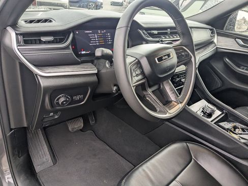 Used 2024 Jeep Grand Cherokee L Limited w/ Luxury Tech Group II image 17