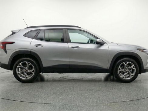 Used 2025 Chevrolet Trax LT image 11