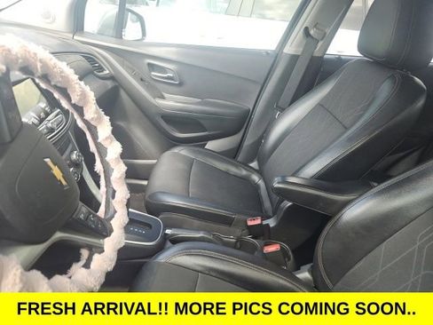 Used 2019 Chevrolet Trax LT w/ LT Convenience Package FWD image 2