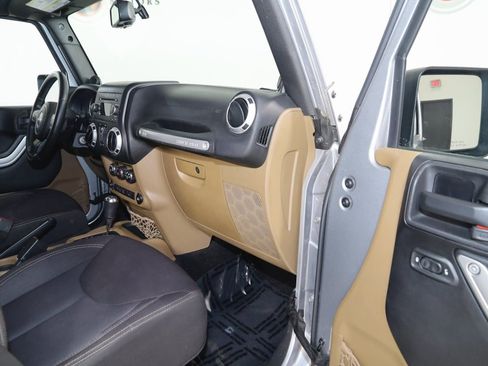 Used 2013 Jeep Wrangler Unlimited Sahara image 36