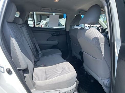 Used 2023 Toyota Highlander L image 32