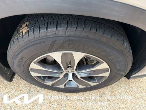 Used 2022 Toyota Highlander XLE FWD image 14