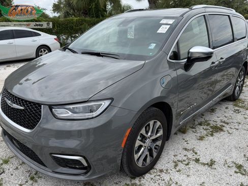 Used 2025 Chrysler Pacifica Pinnacle FWD image 1