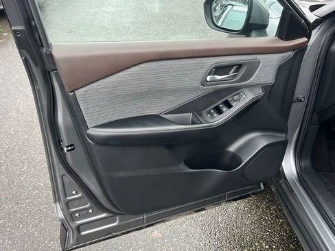 Used 2023 Nissan Rogue SV image 9