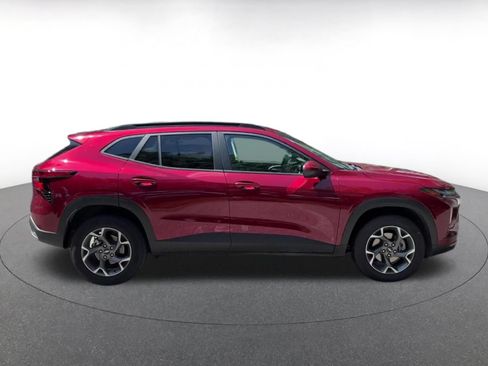 Used 2025 Chevrolet Trax LT FWD image 16