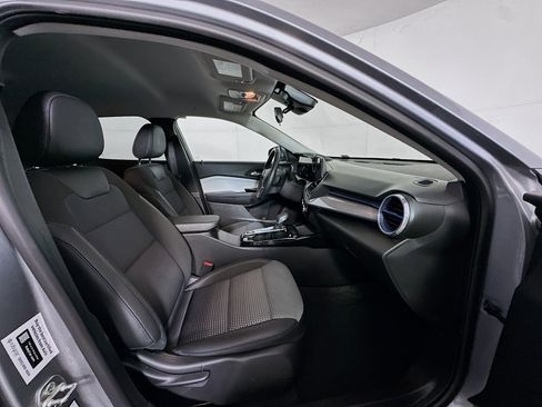 Used 2025 Chevrolet Trax LT w/ LT Convenience Package image 28