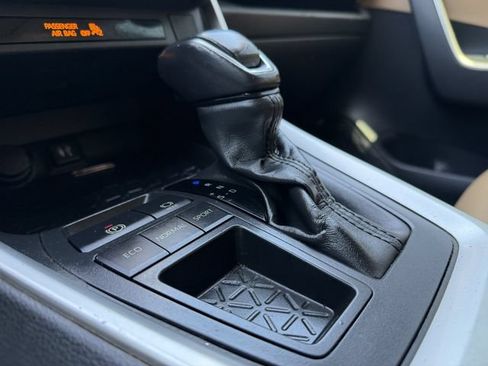 Used 2019 Toyota RAV4 XLE Premium FWD image 18