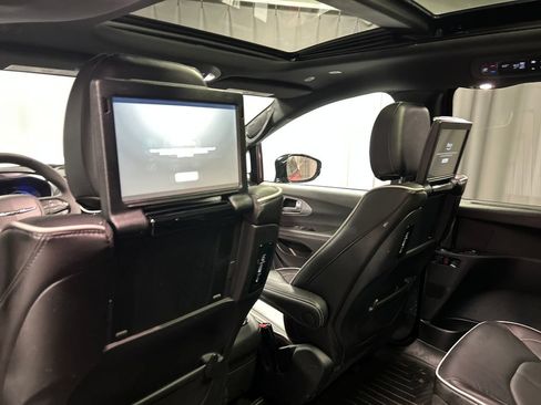 Used 2025 Chrysler Pacifica Premium FWD image 25