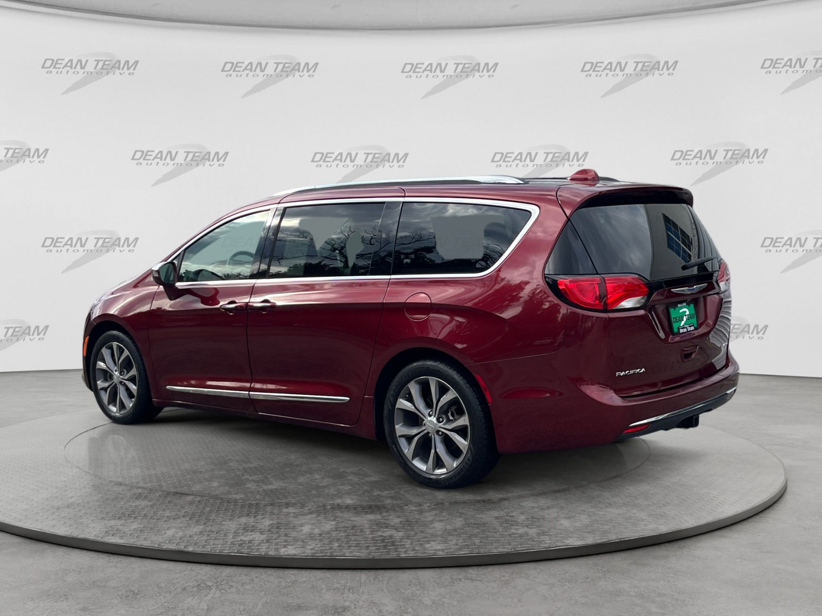Used 2018 Chrysler Pacifica Limited w/ Tire & Wheel Group FWD image 6
