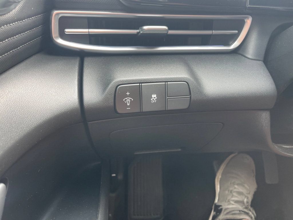 Used 2025 Hyundai Elantra SEL FWD image 17