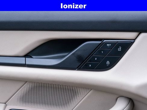 Used 2022 Porsche Taycan image 13