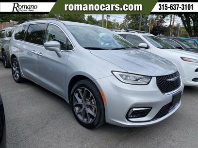 Used 2022 Chrysler Pacifica Touring-L w/ Uconnect Theater Family Group