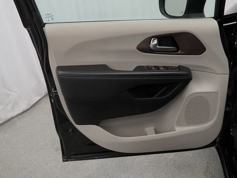 Used 2023 Chrysler Voyager LX image 36