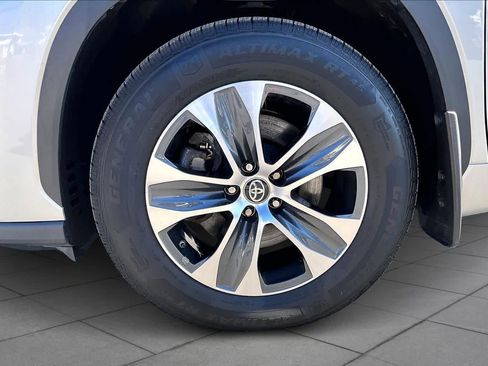 Used 2024 Toyota Highlander XLE image 10