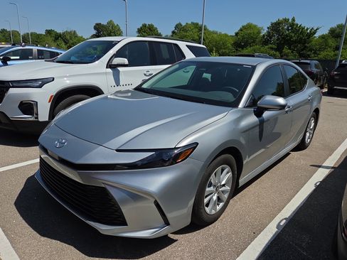 Used 2026 Toyota Camry LE w/ Convenience Package image 3