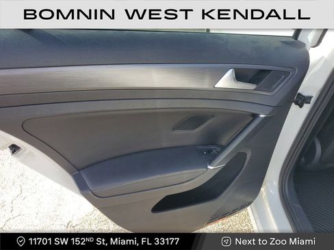 Used 2018 Volkswagen Golf SE image 19