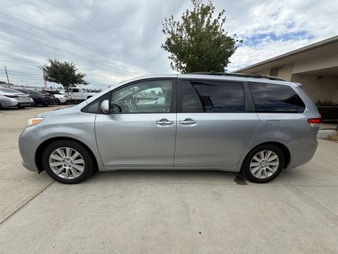 Used 2011 Toyota Sienna XLE image 4