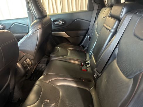 Used 2017 Jeep Cherokee Trailhawk AWD/4WD image 18