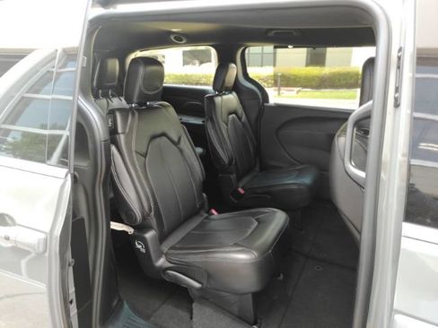 Used 2025 Chrysler Pacifica Select FWD image 26