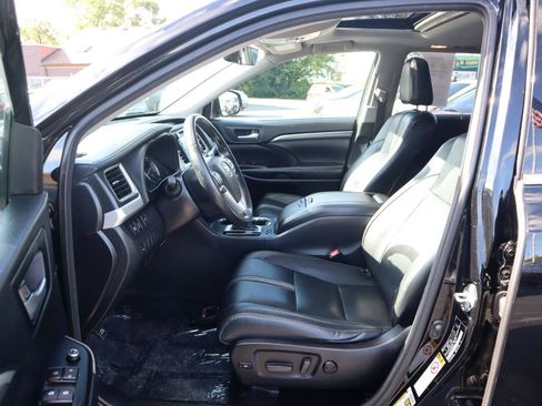 Used 2018 Toyota Highlander SE AWD/4WD image 19