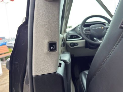 Used 2023 Chrysler Pacifica Touring-L FWD image 23