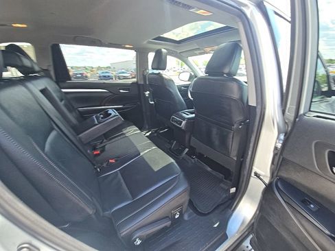 Used 2019 Toyota Highlander XLE AWD/4WD image 31