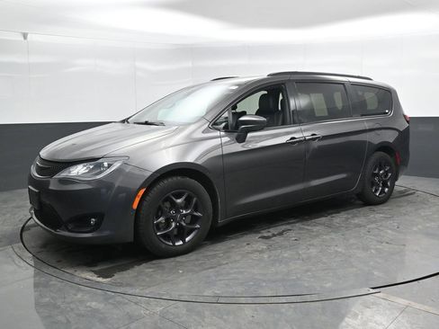 Used 2020 Chrysler Pacifica Touring-L Plus FWD image 8