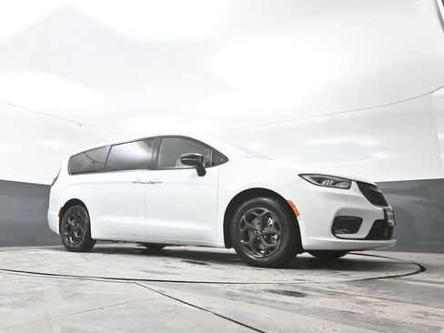 Used 2024 Chrysler Pacifica Select image 50