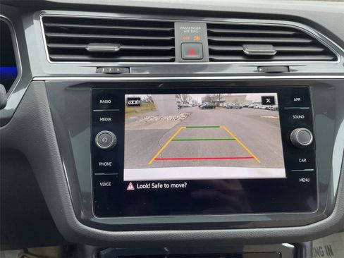 Used 2022 Volkswagen Tiguan SE w/ Panoramic Sunroof Package image 18