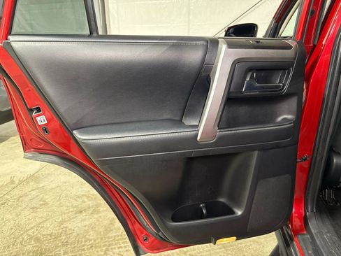Used 2020 Toyota 4Runner SR5 AWD/4WD image 27