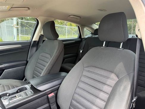 Used 2017 Ford Fusion SE FWD image 10