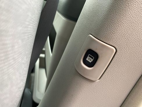 Used 2009 Chrysler Town & Country Touring FWD image 16