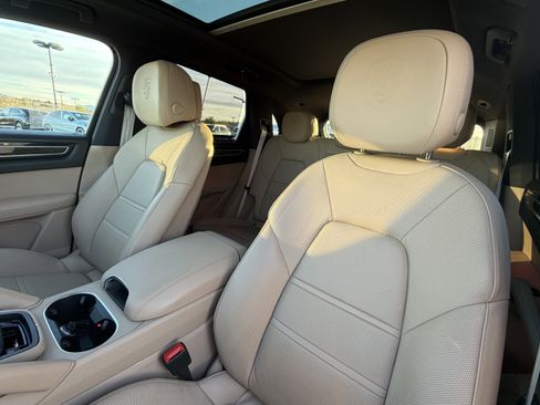 Used 2023 Porsche Cayenne image 19