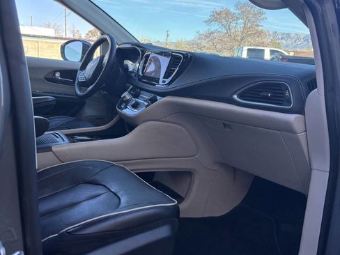 Used 2022 Chrysler Pacifica Limited image 16