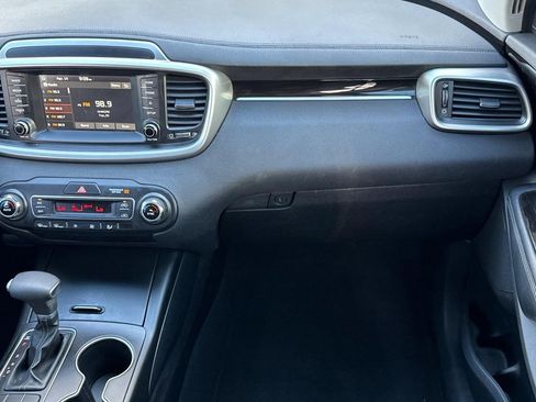 Used 2019 Kia Sorento LX FWD image 27