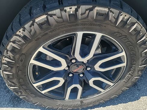 Used 2024 GMC Yukon AT4 w/ AT4 Premium Package AWD/4WD image 8