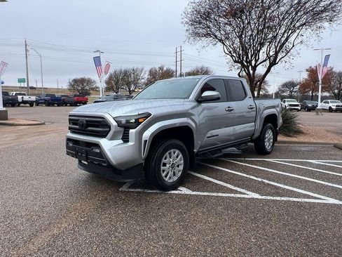 Used 2025 Toyota Tacoma SR5 image 2