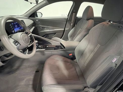 Used 2021 Hyundai Elantra SE image 3