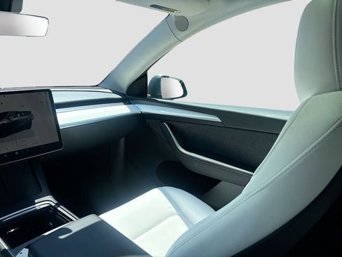 Used 2025 Tesla Model Y Long Range RWD image 23