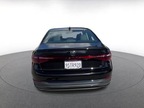 Used 2025 Volkswagen Jetta SE image 12