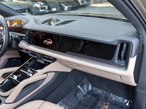 Certified 2025 Porsche Cayenne S AWD/4WD image 67