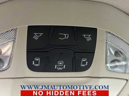 Used 2021 Chrysler Pacifica Touring-L image 39