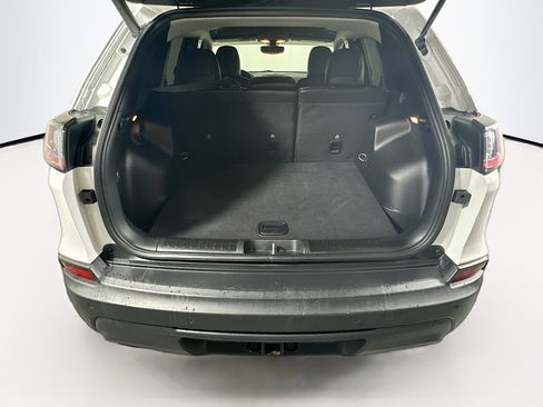 Used 2020 Jeep Cherokee Latitude Plus w/ Comfort/Convenience Group AWD/4WD image 31