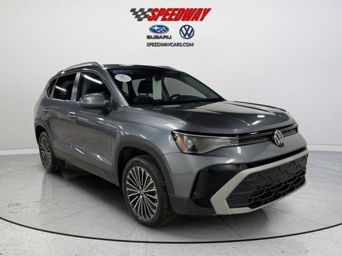 Certified 2025 Volkswagen Taos SE image 2