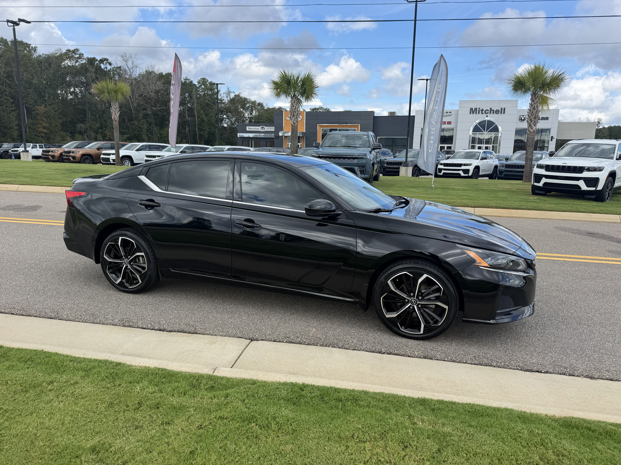 Used 2023 Nissan Altima 2.5 SR w/ SR Premium Package AWD/4WD image 1