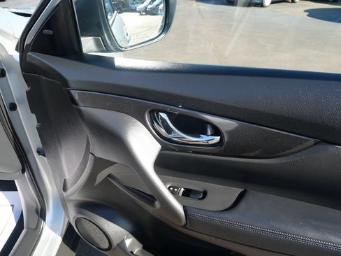 Used 2018 Nissan Rogue SV AWD/4WD image 21
