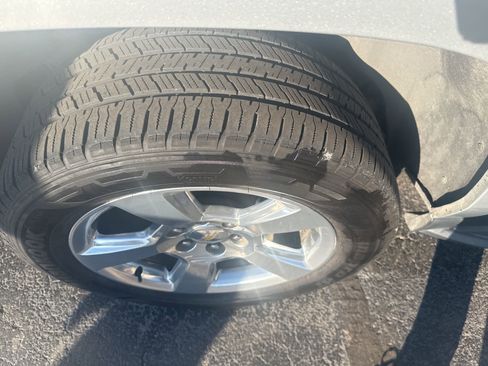 Used 2017 Chevrolet Suburban LT image 8