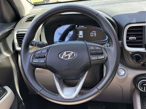 Certified 2025 Hyundai Venue SEL FWD image 18